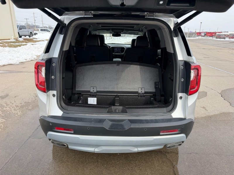 GMC Acadia Vehicle Full-screen Gallery Image 5