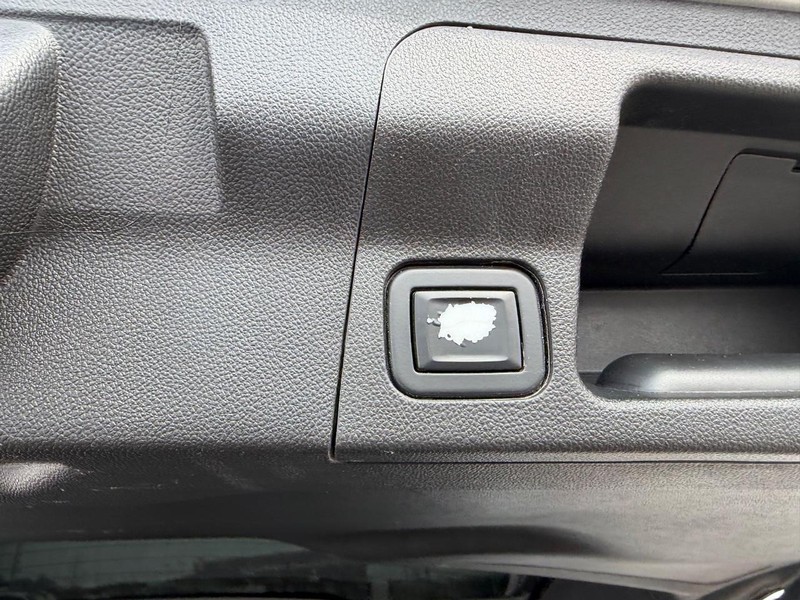 GMC Acadia Vehicle Full-screen Gallery Image 6