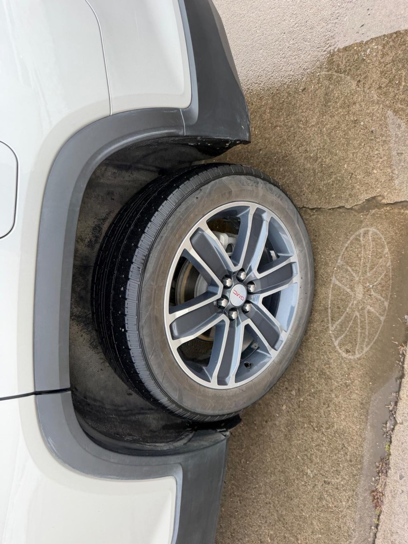 GMC Acadia Vehicle Full-screen Gallery Image 7