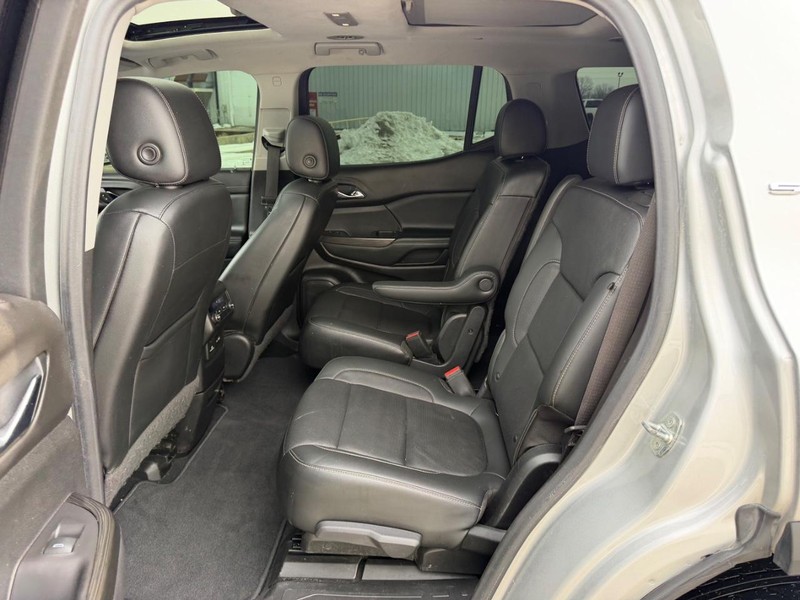GMC Acadia Vehicle Full-screen Gallery Image 9