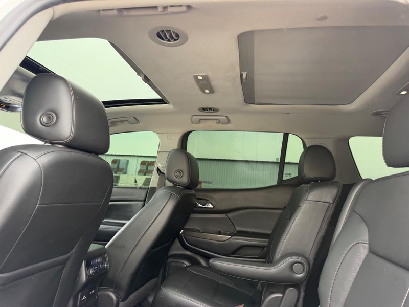 GMC Acadia Vehicle Full-screen Gallery Image 10