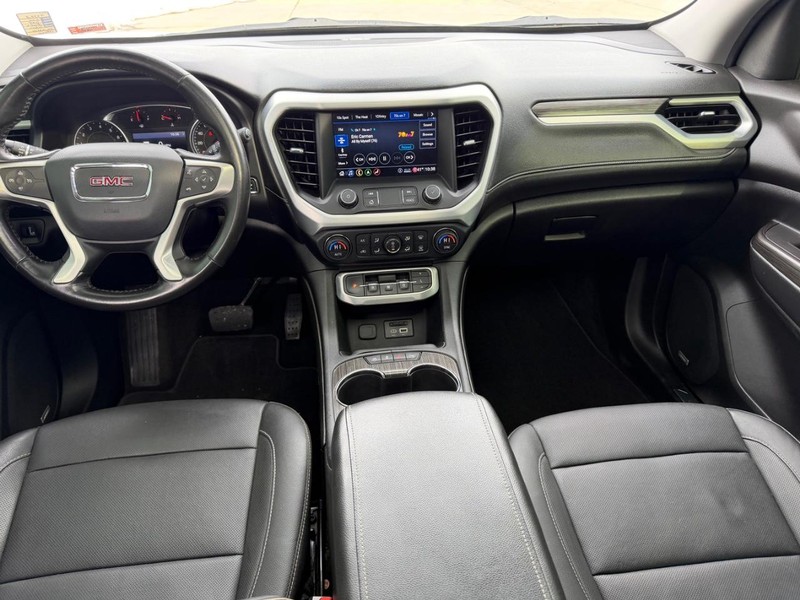 GMC Acadia Vehicle Full-screen Gallery Image 12