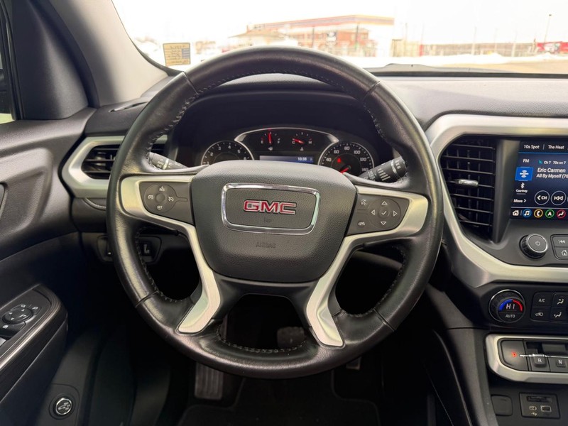 GMC Acadia Vehicle Full-screen Gallery Image 13