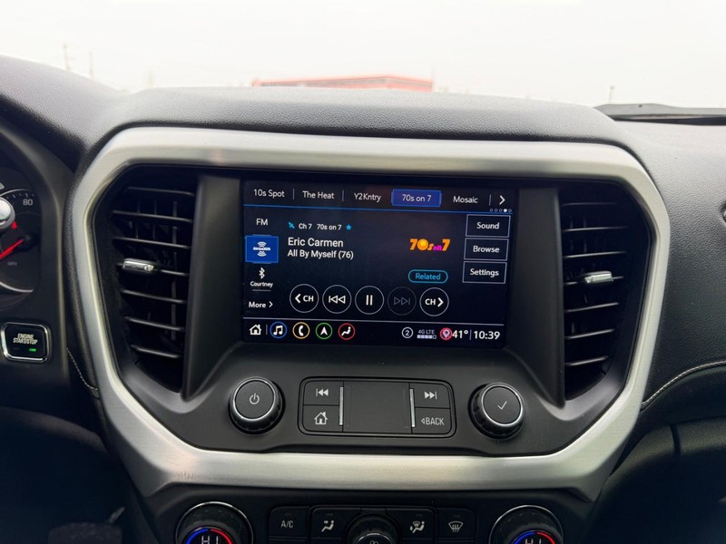 GMC Acadia Vehicle Full-screen Gallery Image 16