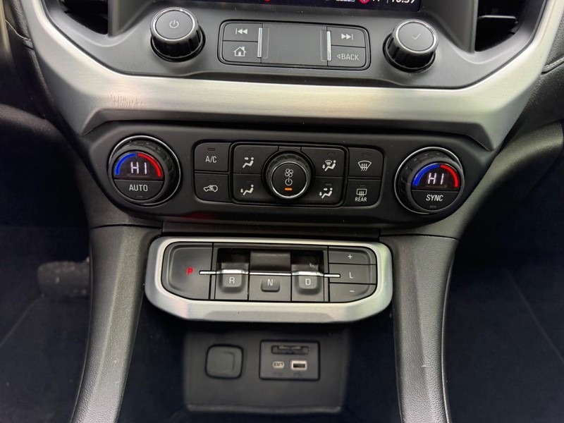 GMC Acadia Vehicle Full-screen Gallery Image 17