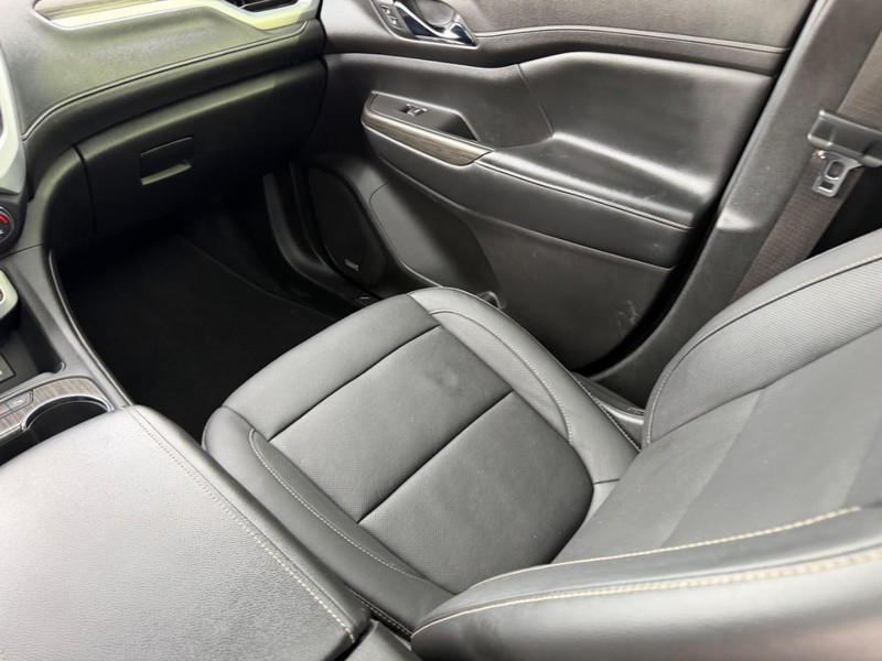 GMC Acadia Vehicle Full-screen Gallery Image 19