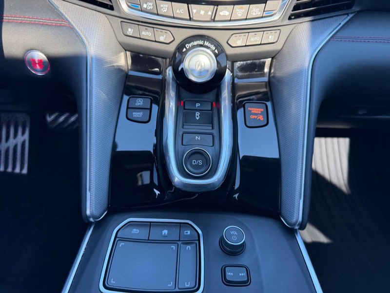 Acura TLX Vehicle Full-screen Gallery Image 15
