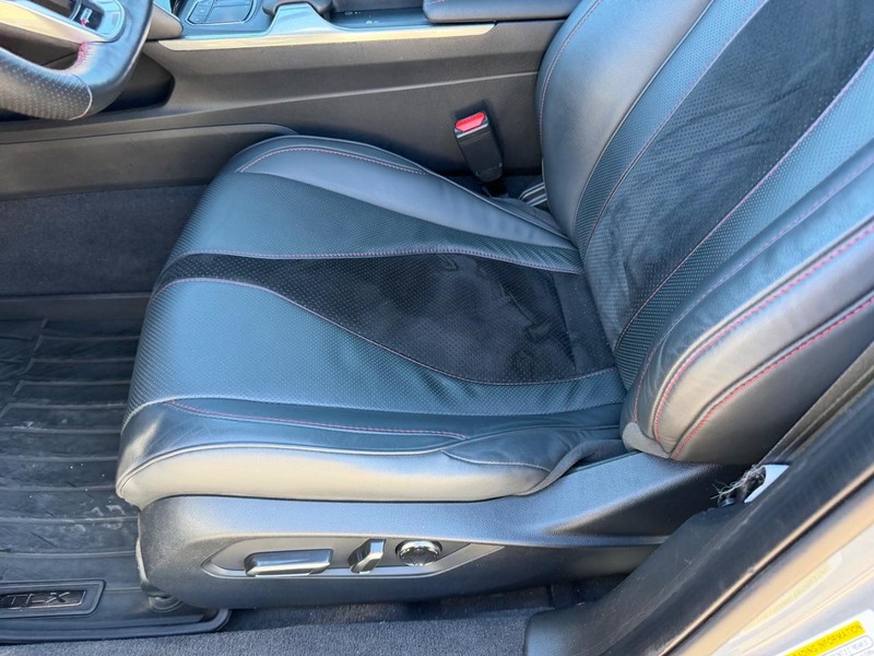 Acura TLX Vehicle Full-screen Gallery Image 19