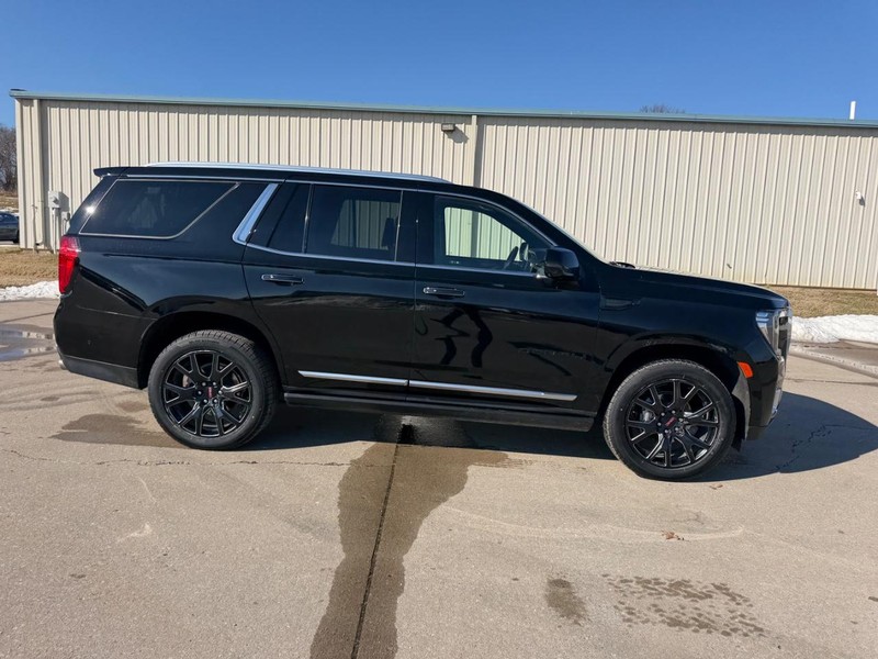 GMC Yukon Vehicle Full-screen Gallery Image 2