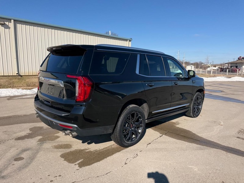 GMC Yukon Vehicle Full-screen Gallery Image 3