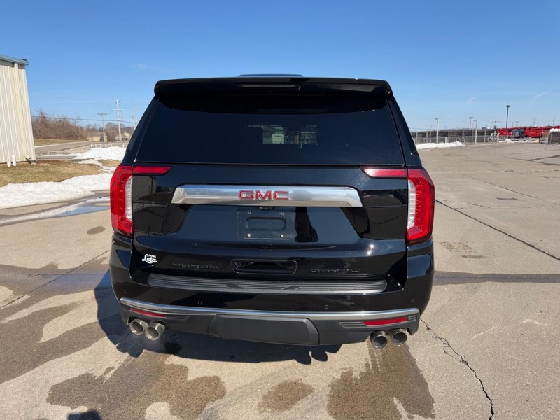 GMC Yukon Vehicle Full-screen Gallery Image 4