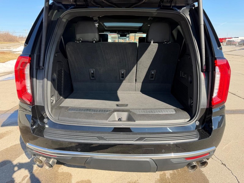 GMC Yukon Vehicle Full-screen Gallery Image 5