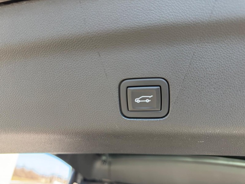 GMC Yukon Vehicle Full-screen Gallery Image 6