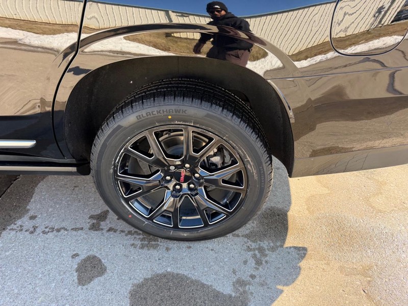 GMC Yukon Vehicle Full-screen Gallery Image 7