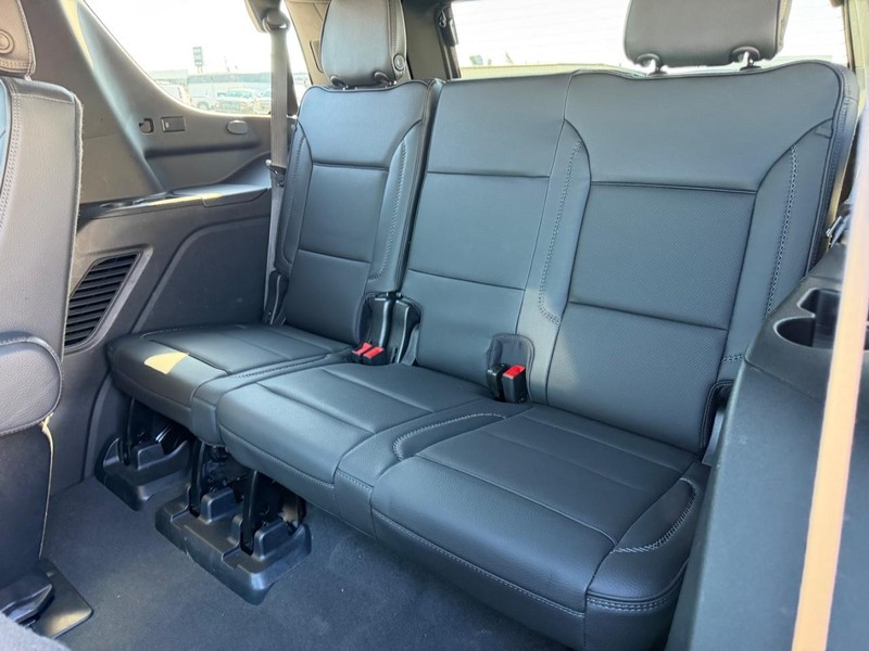 GMC Yukon Vehicle Full-screen Gallery Image 8