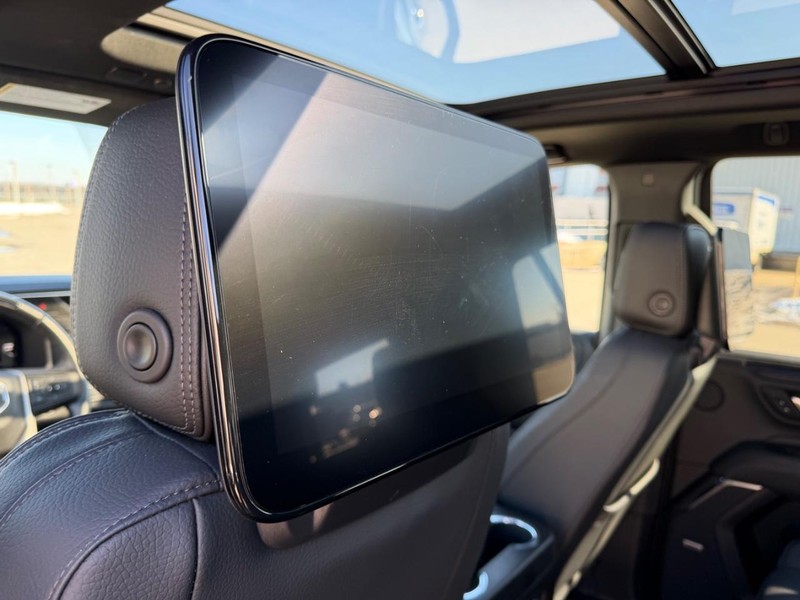 GMC Yukon Vehicle Full-screen Gallery Image 11