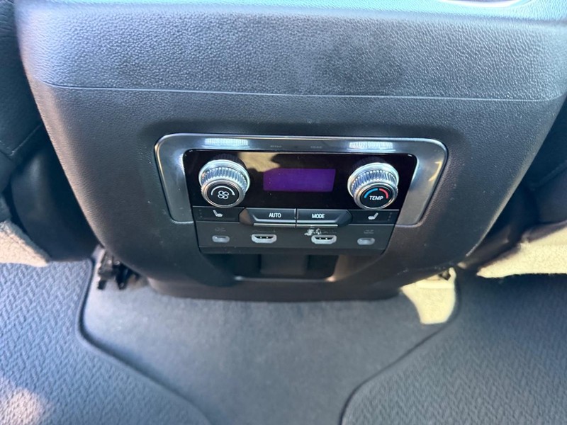 GMC Yukon Vehicle Full-screen Gallery Image 12