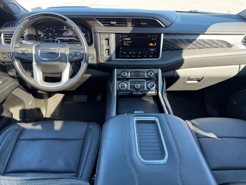 GMC Yukon Vehicle Full-screen Gallery Image 13