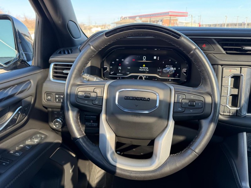 GMC Yukon Vehicle Full-screen Gallery Image 14