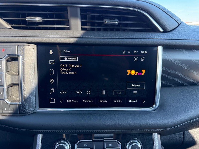 GMC Yukon Vehicle Full-screen Gallery Image 17