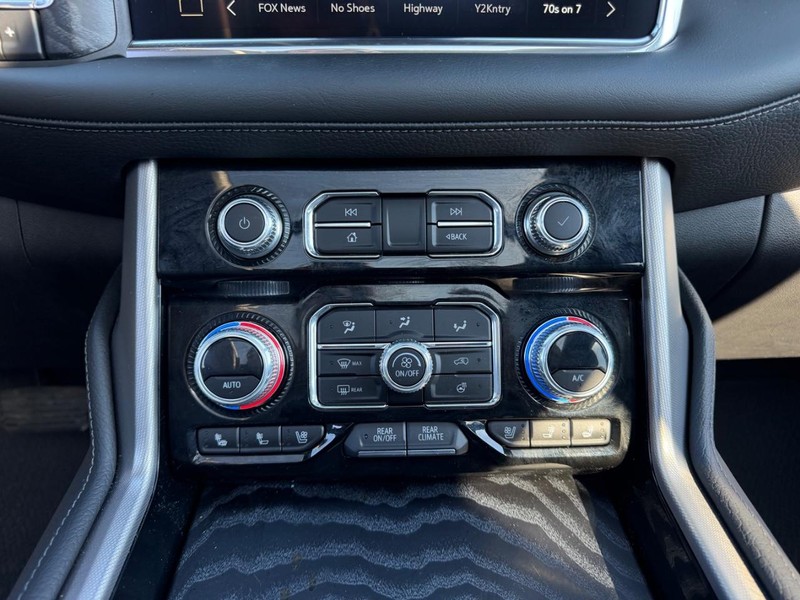 GMC Yukon Vehicle Full-screen Gallery Image 18