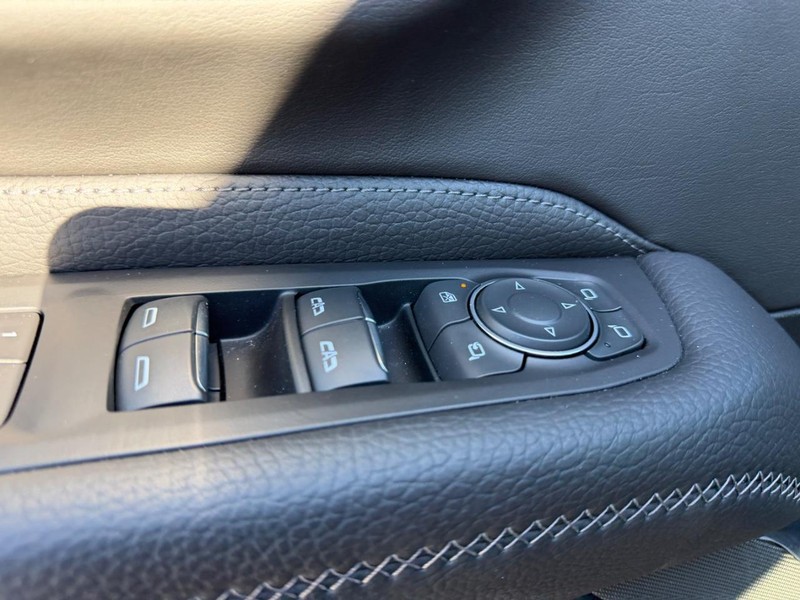 GMC Yukon Vehicle Full-screen Gallery Image 21