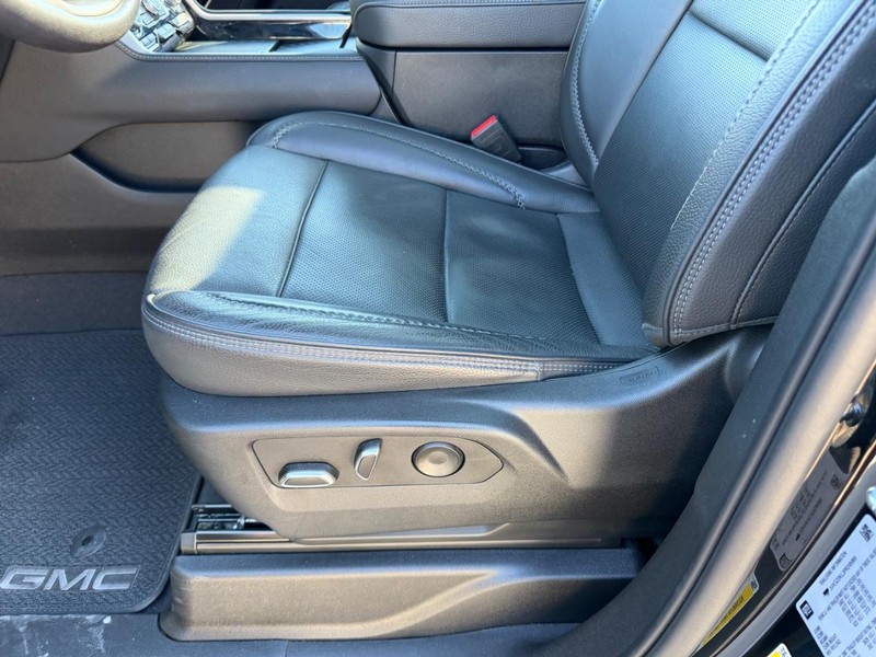 GMC Yukon Vehicle Full-screen Gallery Image 23