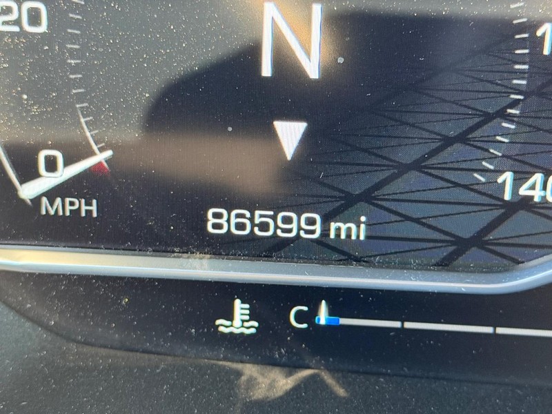 GMC Yukon Vehicle Full-screen Gallery Image 24