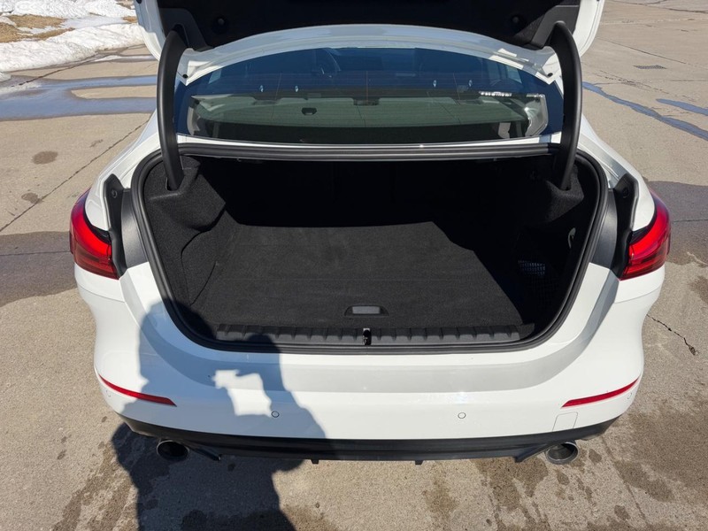 BMW 2 Series Vehicle Full-screen Gallery Image 05