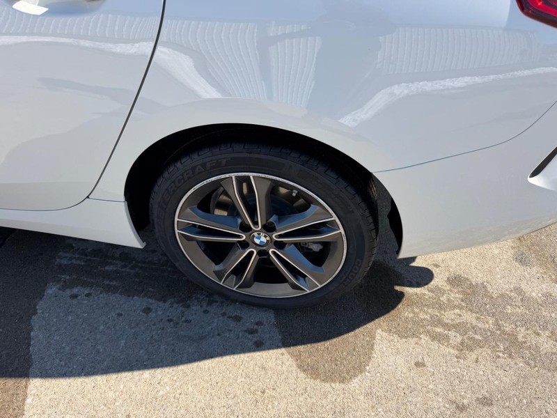 BMW 2 Series Vehicle Full-screen Gallery Image 06