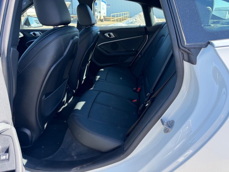 BMW 2 Series Vehicle Full-screen Gallery Image 07