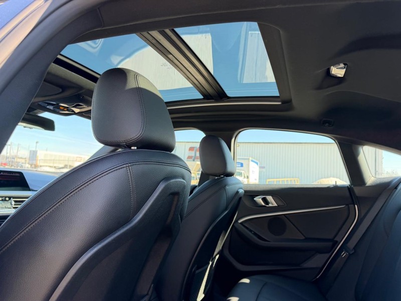 BMW 2 Series Vehicle Full-screen Gallery Image 08