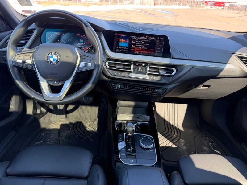 BMW 2 Series Vehicle Full-screen Gallery Image 09