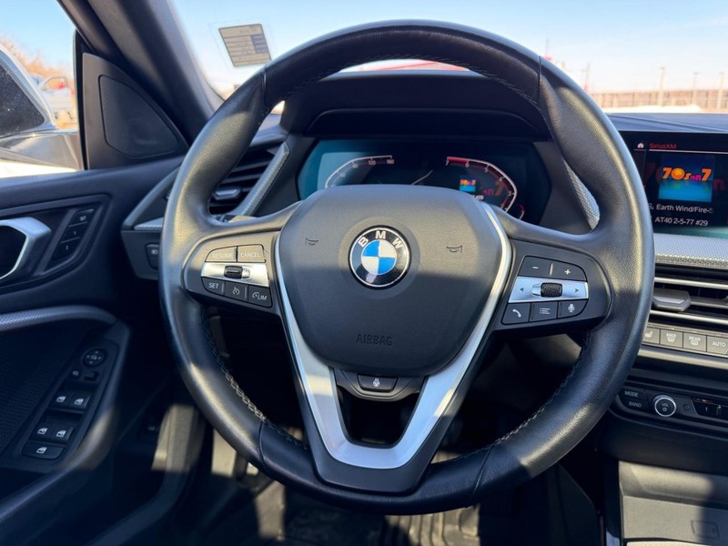 BMW 2 Series Vehicle Full-screen Gallery Image 10