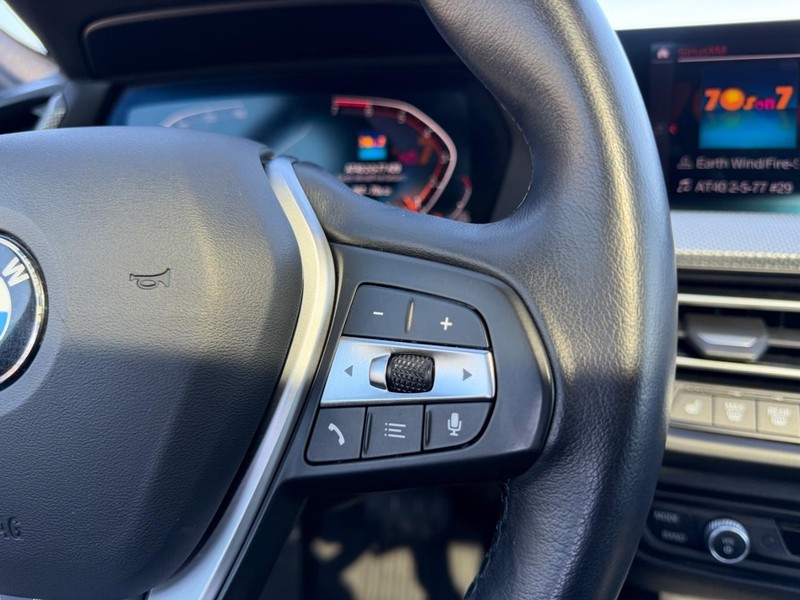 BMW 2 Series Vehicle Full-screen Gallery Image 12