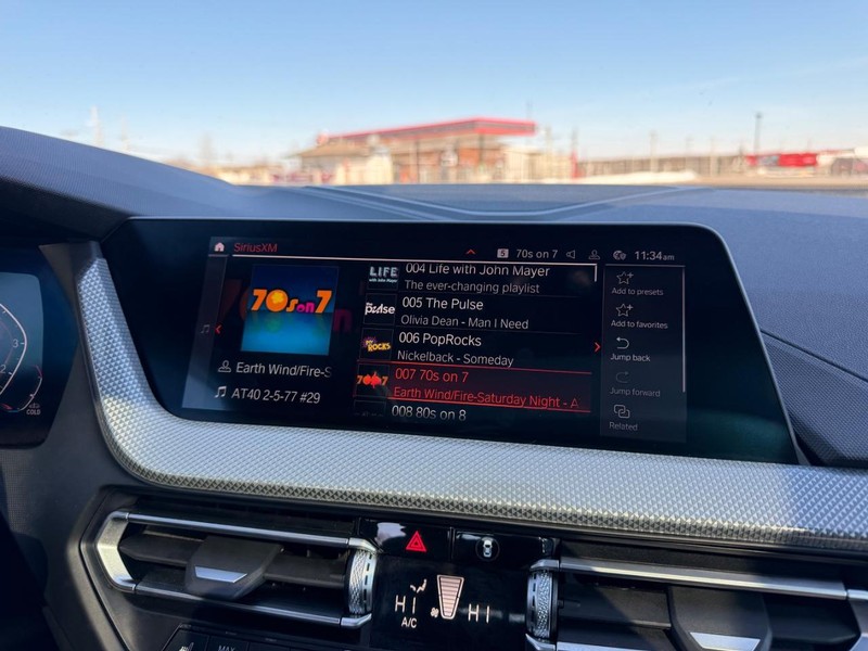 BMW 2 Series Vehicle Full-screen Gallery Image 13