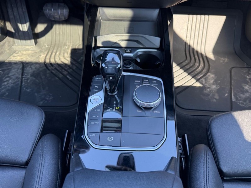 BMW 2 Series Vehicle Full-screen Gallery Image 15