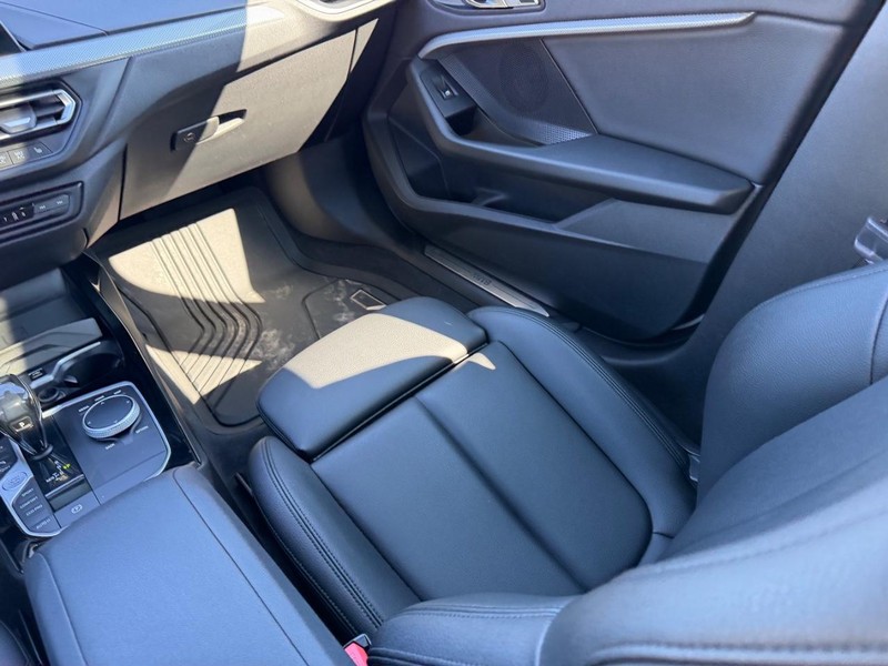 BMW 2 Series Vehicle Full-screen Gallery Image 16