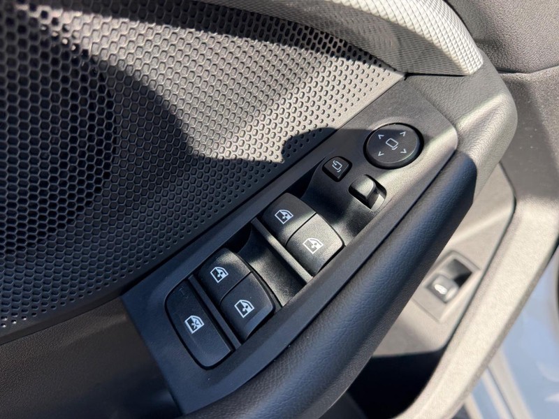 BMW 2 Series Vehicle Full-screen Gallery Image 17