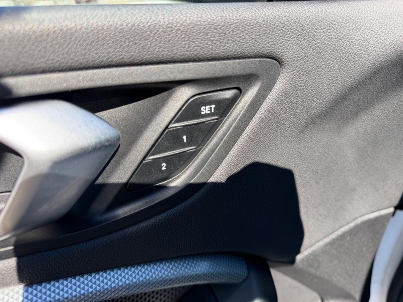 BMW 2 Series Vehicle Full-screen Gallery Image 18