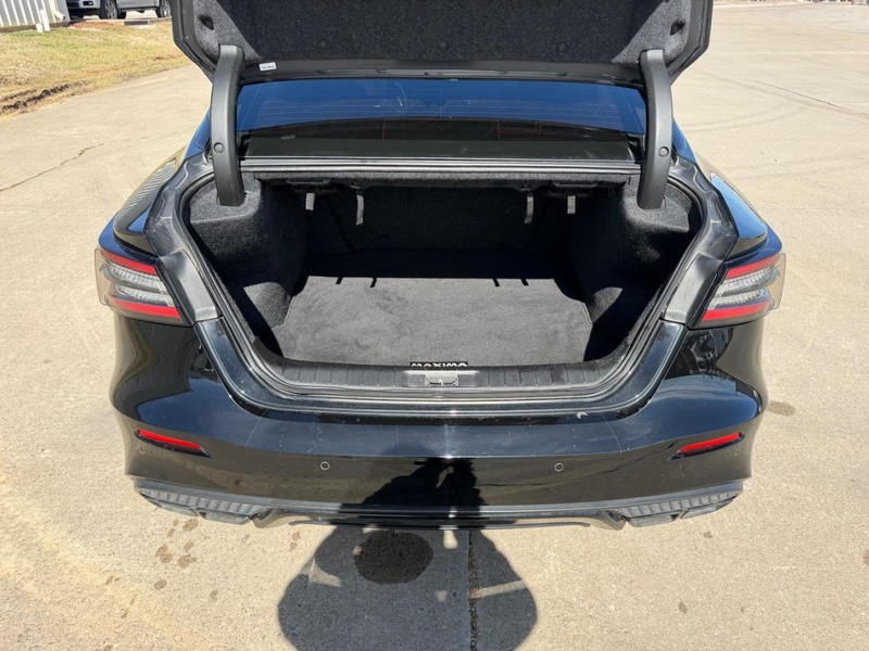 Nissan Maxima Vehicle Full-screen Gallery Image 5