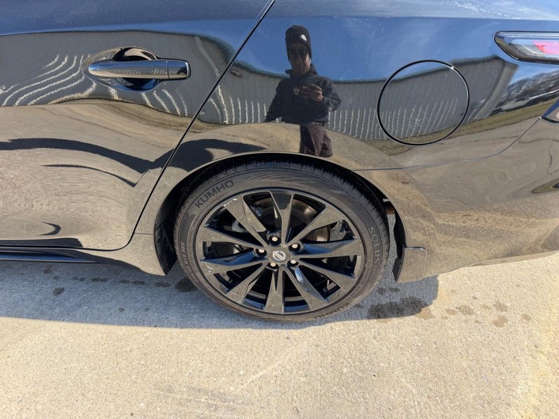 Nissan Maxima Vehicle Full-screen Gallery Image 6