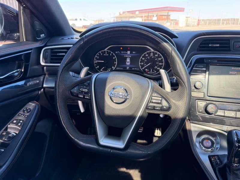 Nissan Maxima Vehicle Full-screen Gallery Image 10