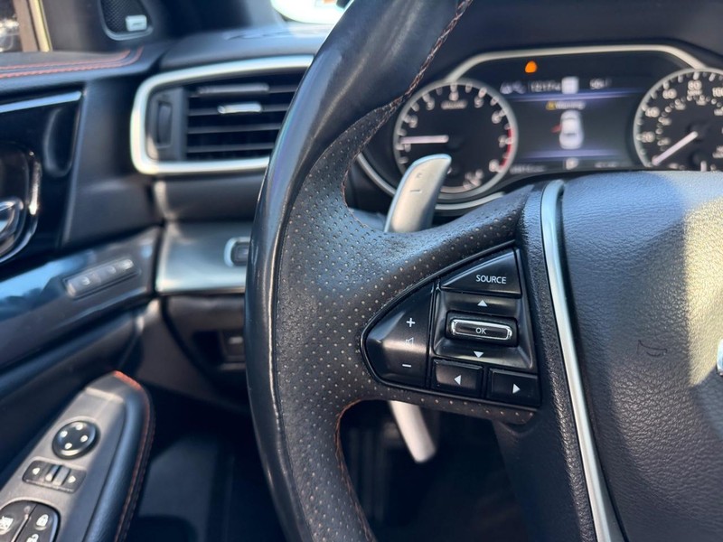 Nissan Maxima Vehicle Full-screen Gallery Image 11