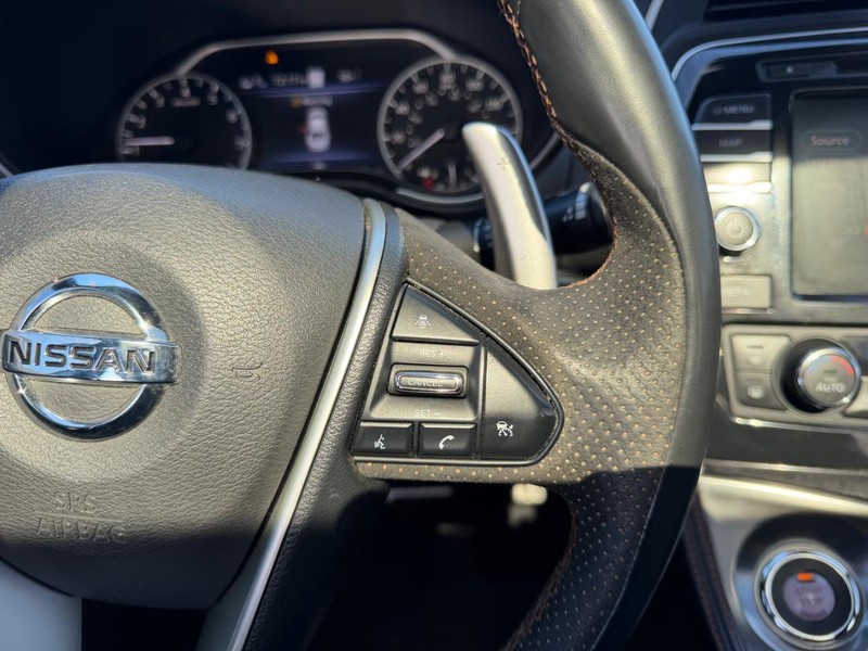 Nissan Maxima Vehicle Full-screen Gallery Image 12
