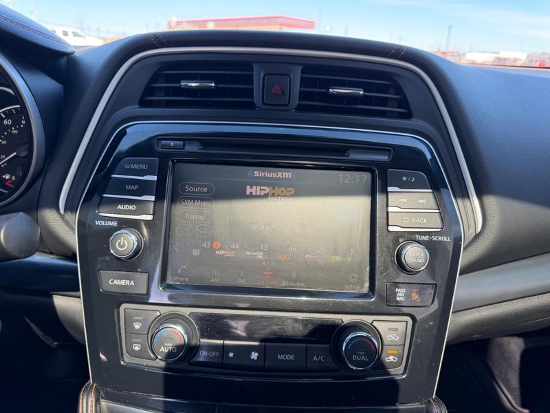 Nissan Maxima Vehicle Full-screen Gallery Image 13