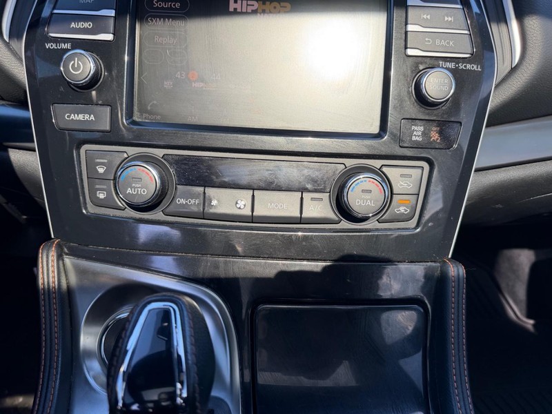 Nissan Maxima Vehicle Full-screen Gallery Image 14