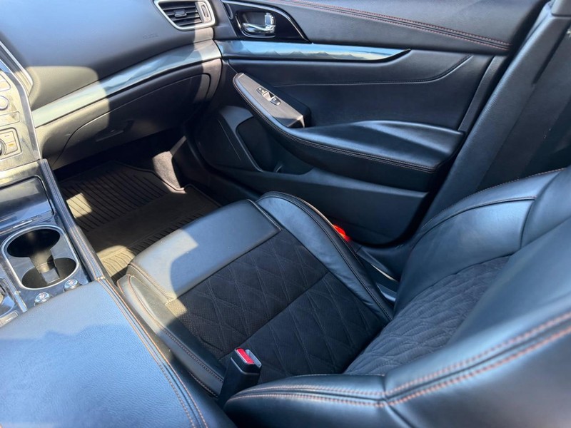 Nissan Maxima Vehicle Full-screen Gallery Image 16