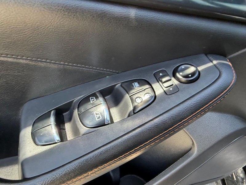 Nissan Maxima Vehicle Full-screen Gallery Image 17