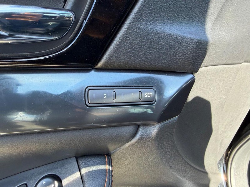 Nissan Maxima Vehicle Full-screen Gallery Image 18